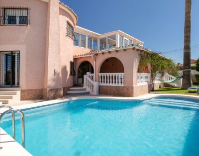 ¡Villa con piscina privada a 5 min de la playa!
