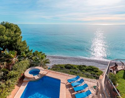 Leandro – Large first line Villa with Private Pool and access to the sea!