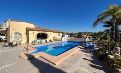 ¡Villa con piscina privada, gran jardín y muy bonita vista al mar!