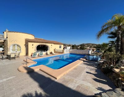 ¡Villa con piscina privada, gran jardín y muy bonita vista al mar!