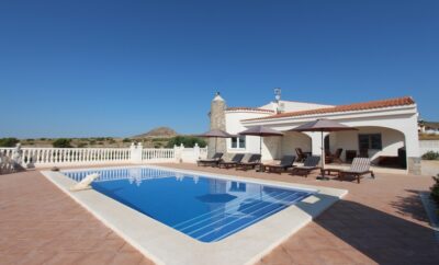 ¡Villa con una gran piscina privada y vistas panorámicas de la costa!