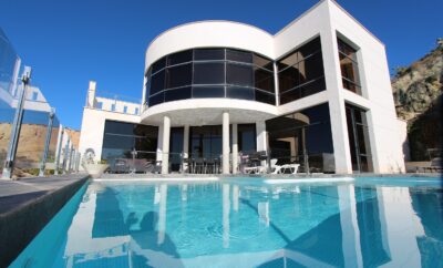 ¡Villa Olivia con preciosas vistas al mar y a la costa!