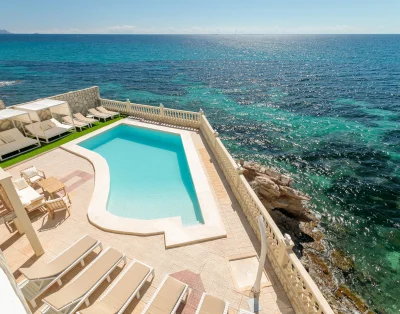 Villa Celia en primera linea del mar con amplia piscina privada!