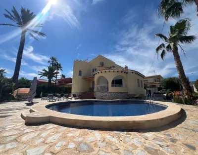 Villa Eva mit privatem Pool, Klimaanlage und nur 1 km zum Strand gelegen