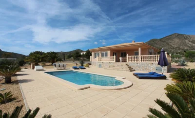Villa Petra – con piscina privada y vistas panorámicas al mar y a la costa