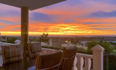 Adosado con vistas a la costa, piscina y parking