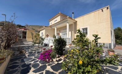 Villa Leviosa en Aguas de Busot situada en una zona tranquila con piscina privada!