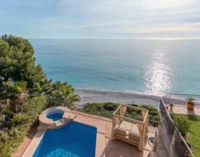 Impressive seafront villa for 20 guests